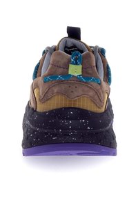 Sneaker in suede marrone con lacci blu e verdi, dettagli a motivo e una suola maculata nera e viola. Presenta un inserto per il tallone.