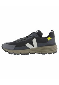 Scarpa sportiva nera e grigia con upper in mesh testurizzato, accenti bianchi, suola Vibram e lacci riflettenti. Presenta una suola spessa.