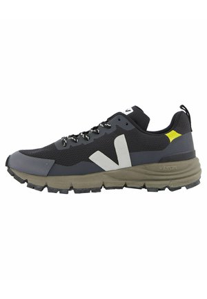 Schwarzer und grauer Sportschuh mit einem strukturierten Mesh-Obermaterial, weißen Akzenten, Vibram-Laufsohle und reflektierenden Schnürsenkeln. Verfügt über eine dicke Sohle.