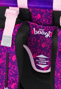 Tessuto viola con motivi rosa presenta rete e imbottitura nera; include un'etichetta "Ergo Adjustable System" e spallacci regolabili.
