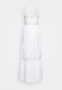 Robe maxi blanche sans manches avec encolure carrée et détails de clous noirs sur les bretelles, le corsage, la taille et le volant de l'ourlet.