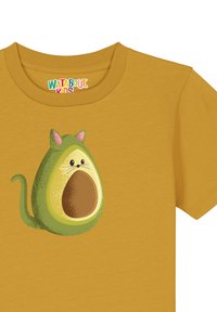 Geel katoenen T-shirt met een cartoon avocado karakter met kat oren, groene lichaam en een bruine pit, gecentreerd op de voorkant.