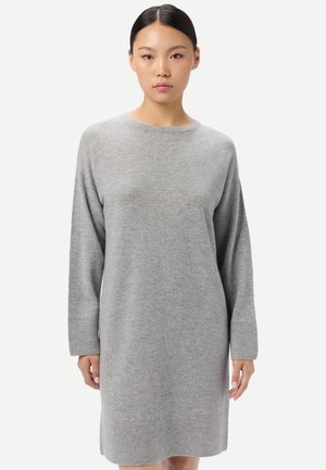 MIT RUNDHALSAUSSCHNITT - Stickad klänning - grey