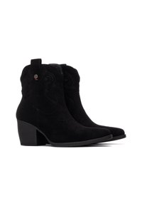 Botas de tobillo de ante negro con un diseño western, que presentan detalles de costura, puntera afilada y un tacón apilado. Pequeña pestaña en la parte trasera.