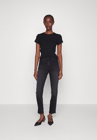 DRYKORN KOALE - Jednoduché tričko - black