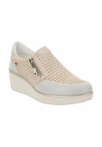 Scarpe slip-on perforate beige con punta crema e suola a zeppa, dotate di una cerniera laterale e sottili dettagli metallici.