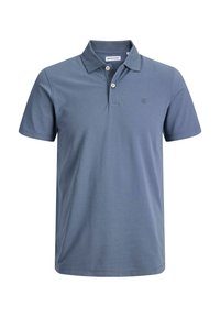 Polo-Shirt aus hellblauem Baumwollstoff mit kurzen Ärmeln, drei-Knopf-Leiste und dezentem Emblem auf der Brust. Glatte Textur, klassischer Schnitt.
