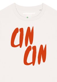 Witte katoenen t-shirt met gedurfde oranje letters in penseelstijl die "CIN" spellen. Ronde halslijn zonder verdere patronen of accenten.