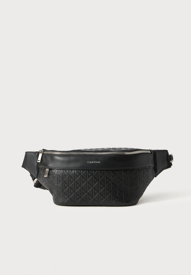 Čierny kožený bum bag s textúrovaným diamantovým vzorom, strieborným zipsom a nastaviteľným popruhom pre bezpečné nosenie.