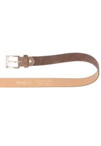 Prawdziwy skórzany pasek w brązowym zamszu, z metalową srebrną klamrą, z wytłoczonym napisem „VENEZIA Prawdziwa skóra Made in Italy.”