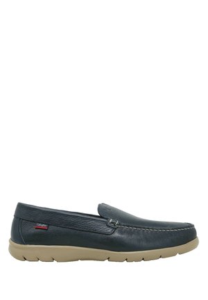 Mocasín de cuero negro sin cordones con suela de goma beige y costuras laterales, con una pequeña etiqueta de la marca Callaghan en rojo y negro.
