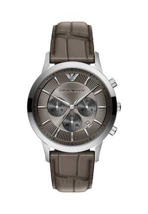 Runde silberne Chronograph-Uhr mit braunem Lederarmband, drei Hilfszifferblättern, Datumsfenster bei 4 Uhr und Emporio Armani-Logo bei 12 Uhr.