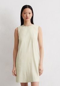 Ärmelloses, hellgrünes Kleid mit rundem Ausschnitt und gerader Silhouette. Glattes, weiches Material; minimales Design ohne sichtbare Verschlüsse.