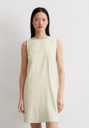 Ärmelloses, hellgrünes Kleid mit rundem Ausschnitt und gerader Silhouette. Glattes, weiches Material; minimales Design ohne sichtbare Verschlüsse.