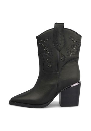 Bota de vaquero negra de cuero hasta el tobillo con punta puntiaguda, tacón de bloque, costuras decorativas y detalles de tachuelas metálicas en la parte superior.