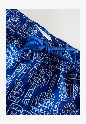 Modri kratki hlače z elastiko v pasu, modnim vezalkam in belimi abstraktnimi geometrijskimi vzorci na tkanini.