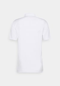 Bílá polo košile s krátkým rukávem z bavlny, s klasickým límcem, hladkou texturou a bez viditelných vzorů či doplňků.