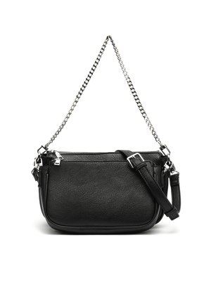 Crna kožna torba s srebrnim lancem i podesivim kožnim remenom, zatvaračem na patentni zatvarač i teksturiranom površinom na bijeloj pozadini.