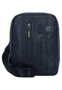 Borsa a tracolla in pelle blu navy con tasca frontale con zip, tracolla regolabile, logo in rilievo e texture liscia. Forma rettangolare compatta.