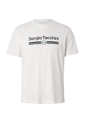 Witte T-shirt met korte mouwen en zwarte "Sergio Tacchini" tekst en logo gecentreerd op de borst.