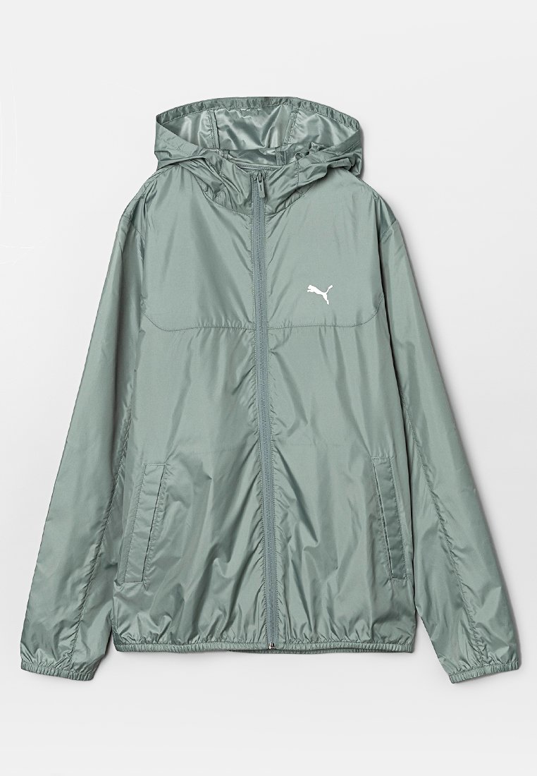 Veste légère à capuche en vert discret, fabriquée en matériau lisse et brillant. Elle présente une fermeture éclair à l'avant, des poches latérales et un petit logo blanc en accent.