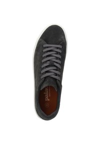 Sneaker in scamosciato grigio scuro con lacci grigi, suola in gomma bianca, punta arrotondata e soletta in pelle contrassegnata con "paladium" e taglia 43.