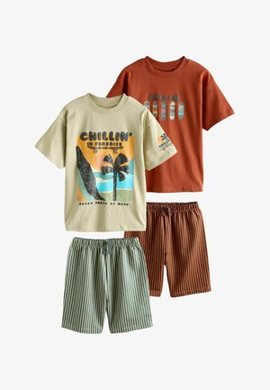 Twee sets kinderkleding met grafische T-shirts en gestreepte shorts met elastische taille, de ene in beige en groen, de andere in roestoranje en bruin.