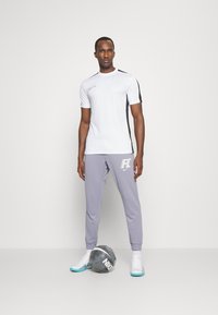 Nike Performance M NK DF FC FLC PANT - Trainingsbroek - indigo haze summit white