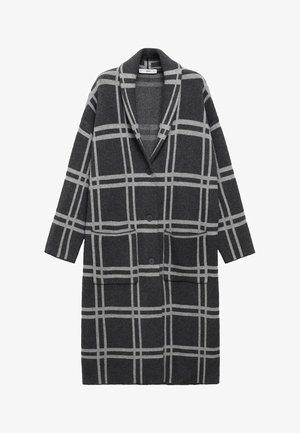 Lang mørkegrå frakke med lys grå vinduesrudesternemønster, tre knapper, bred notch-krave og to frontlommer med påsyede lommer.