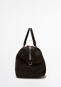 Dunkelbraune Wildleder-Handtasche mit Reißverschluss oben, doppelten Henkeln und einem Metallring-Detail auf der vorderen Klappe.