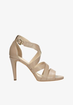 Beige High-Heelsandalen mit einem Riemchendesign, glattem Leder, einem schlanken Absatz und einem verstellbaren Knöchelverschluss.