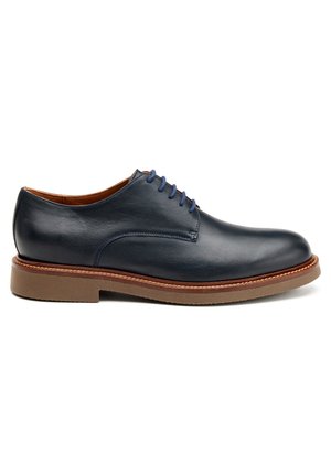 Scarpe da cerimonia in pelle blu navy da uomo con punta rotonda, lacci tonali, suola marrone e cuciture a contrasto. Texture liscia, design classico con lacci.