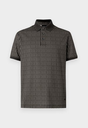 Crna polo majica s teksturiranim uzorkom bijelih cik-cak linija, kratkih rukava i crnog ovratnika, s tri gumba na izrezu.