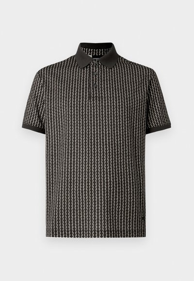 Čierna polokošeľa s textúrovaným vzorom bielych cikcakových prúžkov, krátkymi rukávmi a čiernym golierom, s tromi gombíkmi na výstrihu.