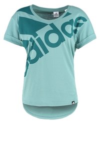 Licht turquoise Adidas T-shirt met korte mouwen, V-hals en een groot donker turquoise logo aan de voorkant. Gebogen onderste zoom voor extra lengte.