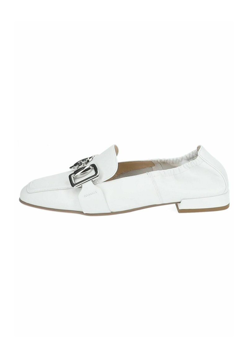 Bílé kožené slip-on boty se zaoblenou špičkou, elastickým podpatkem a ozdobnou kovovou sponou na svršku. Plochá podrážka.