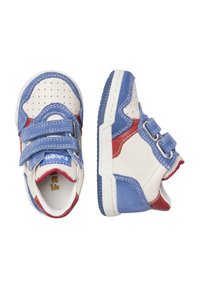 Sneakers per bambini in bianco, blu e rosso con doppie chiusure in Velcro e aree del puntale perforate, mostrati in vista dall'alto e di lato.