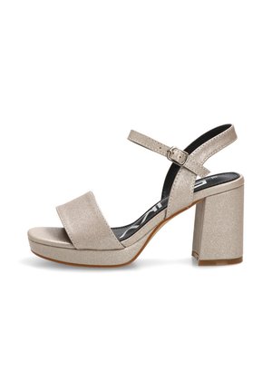 Sandalia beige de mujer con puntera abierta, tacón ancho, correa en el tobillo y cierre de hebilla, con tejido texturizado y plantilla acolchada.