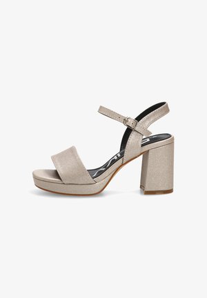 Sandalia beige de mujer con puntera abierta, tacón ancho, correa en el tobillo y cierre de hebilla, con tejido texturizado y plantilla acolchada.