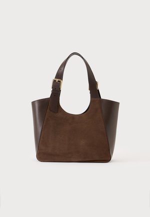 Borsa tote in pelle e camoscio marrone con manici regolabili con fibbia dorata e ampia apertura superiore arrotondata su sfondo semplice.
