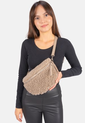 Beige Fake-Fur-Umhängetasche mit strukturierter Oberfläche, Reißverschlüssen und abnehmbarem Tragegurt. Längliches rechteckiges Format.