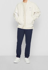 Tommy Jeans Chinos - dark blue