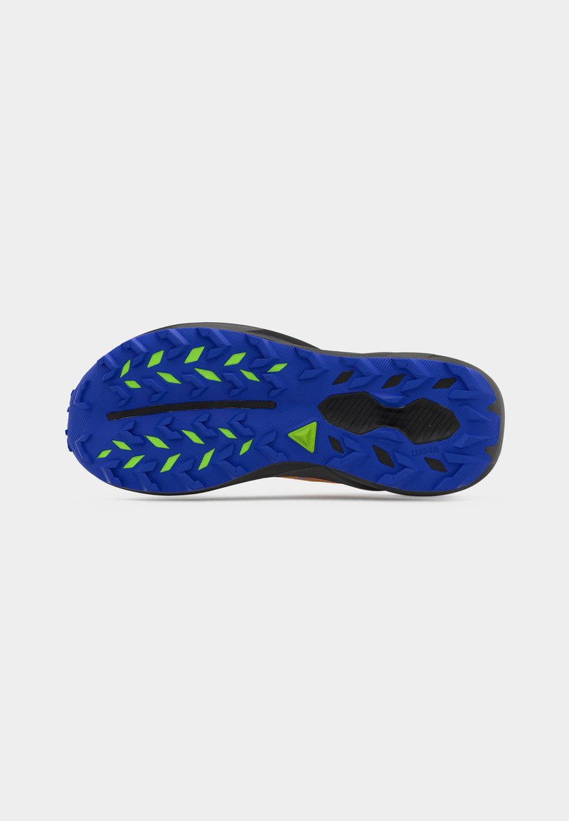 Semelle de chaussure de trail avec des crampons profonds en bleu et vert, présentant un design robuste et texturé pour une meilleure traction. Des accents de couleur vibrante mettent en valeur les zones d'adhérence.