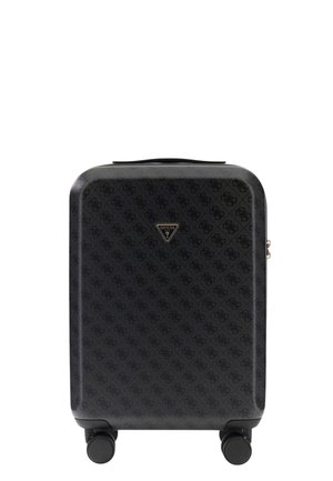 Valise rigide noire avec motif logo sur toute la surface, logo Guess triangulaire, poignée supérieure et quatre roues pivotantes.