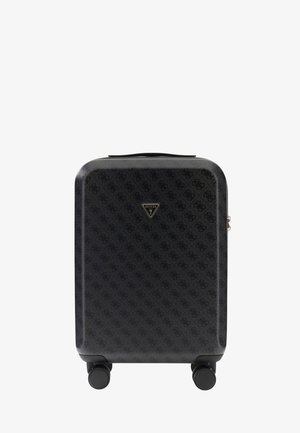 Valise rigide noire avec motif logo sur toute la surface, logo Guess triangulaire, poignée supérieure et quatre roues pivotantes.