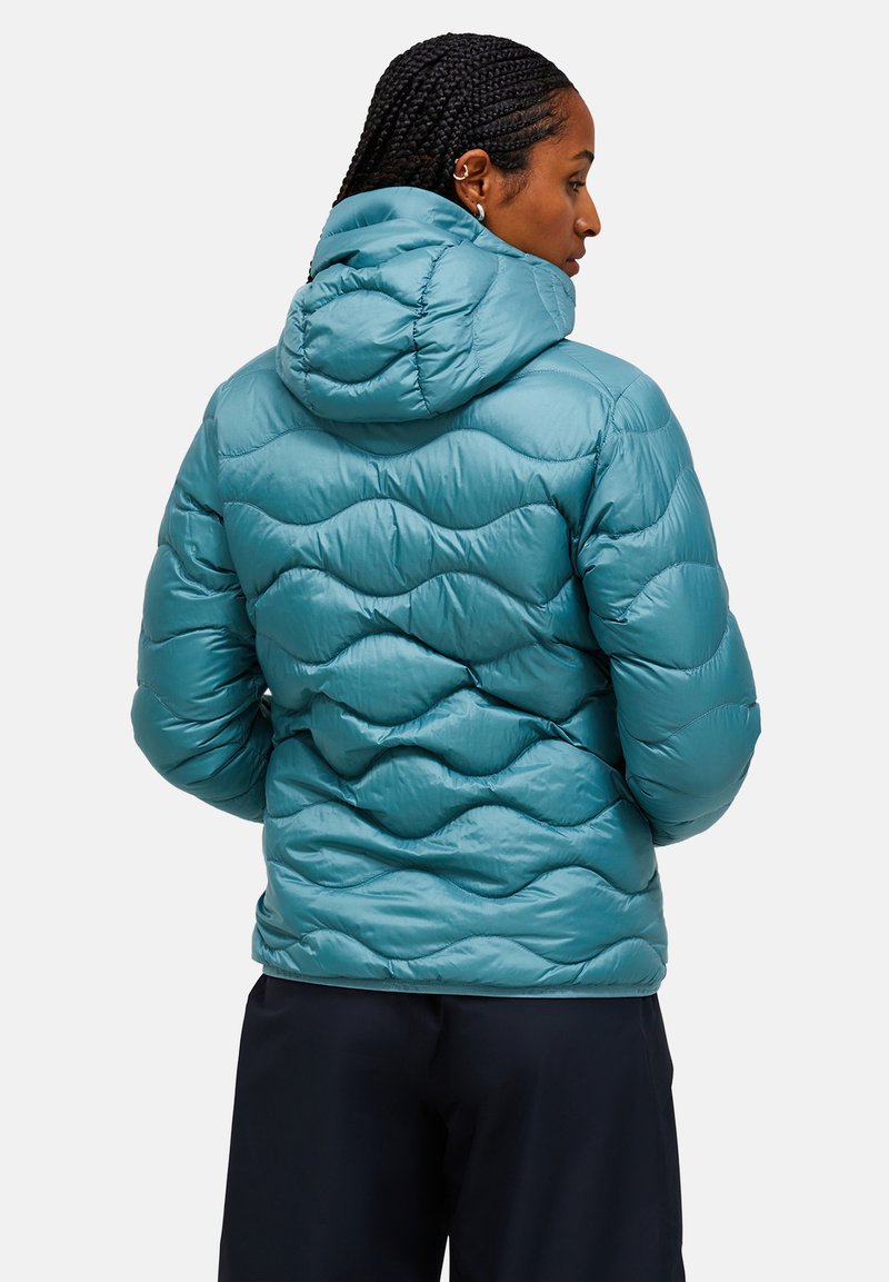 Giacca a vento in teal con design trapuntato, dotata di cappuccio e texture liscia e lucida. Il retro presenta distinti pattern ondulati e cuciture.