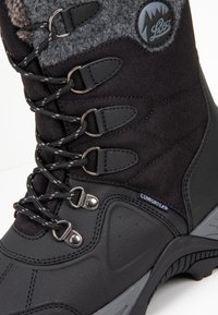 Botte d'hiver noire avec tige synthétique texturée, col en feutre gris, œillets métalliques et semelle en caoutchouc avec motifs de traction en relief.