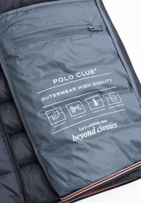 Szary kamizelka puchowa z zamykanymi na zamek kieszeniami i białym logo. Posiada ikony przedstawiające ultralekkość, dopasowany krój, ciepło i odporność na wodę.
