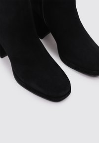 Sandra Fontán Botines de tacón - black