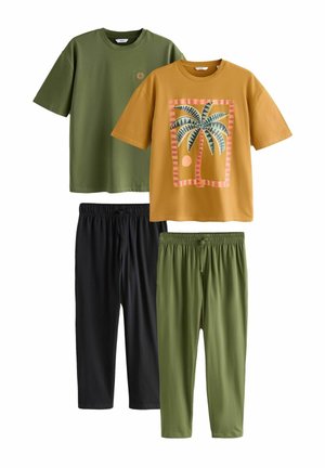 Zwei Sets lässiger Freizeitkleidung mit kurzärmeligen Oberteilen: ein einfarbiges Oberteil in Olivgrün, ein senffarbenes Oberteil mit Palmenmuster sowie schwarze und olivgrüne Cargohosen.